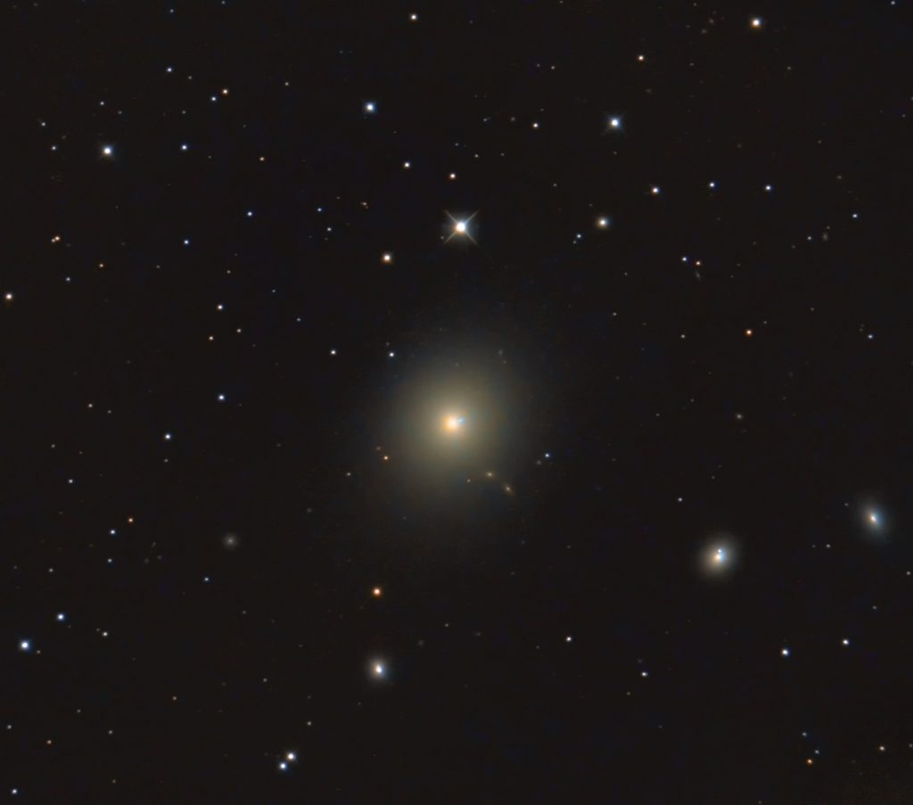 M87 dominiert den Virgo Galaxienhaufen, der sich &uuml;ber einen weitaus gr&ouml;&szlig;eren Bereich, au&szlig;erhalb des Bildfeldes erstreckt.