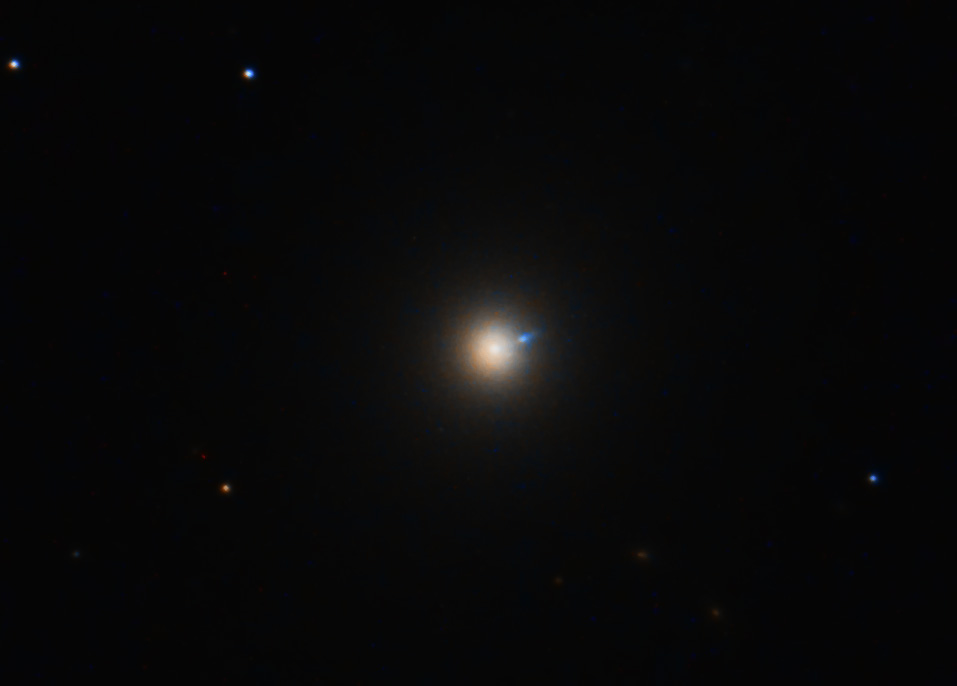 Zentrum von M87 mit Jet. Das das so farbig rauskommt, hatte ich bisher nur beim Hubble Space Telescope gesehen.