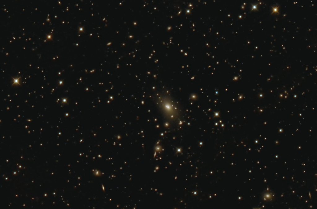 NGC6166, riesige cD-Galaxie in Abell 21999. 16" RC, Nikon D7000, 4.5.2016.