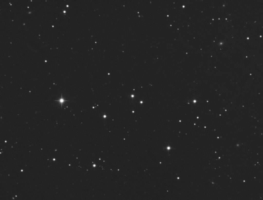 QSO 3C273. Oberster Stern im kleine Dreieck in der Bildmitte.